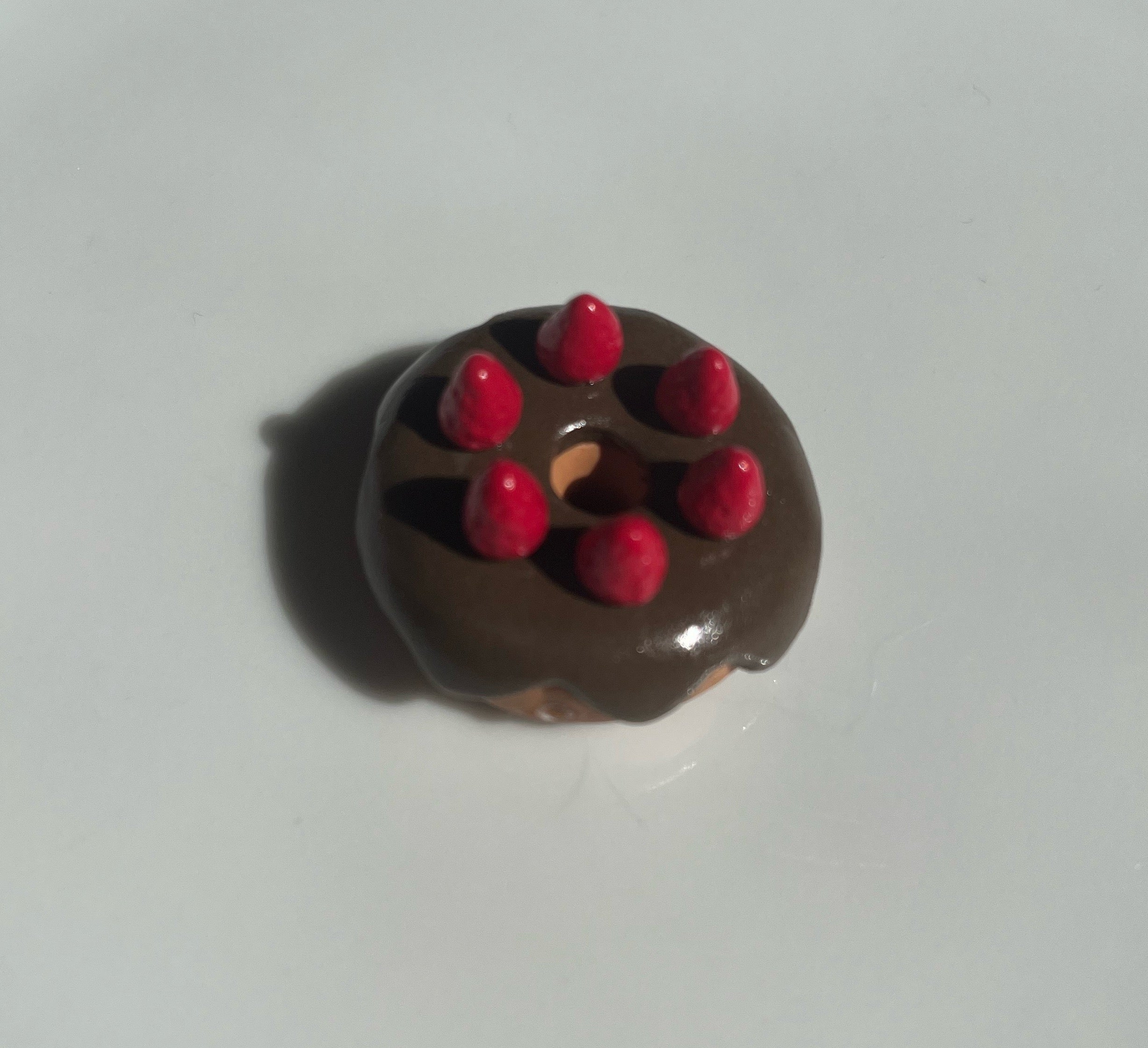 Aimant donut chocolat fraise